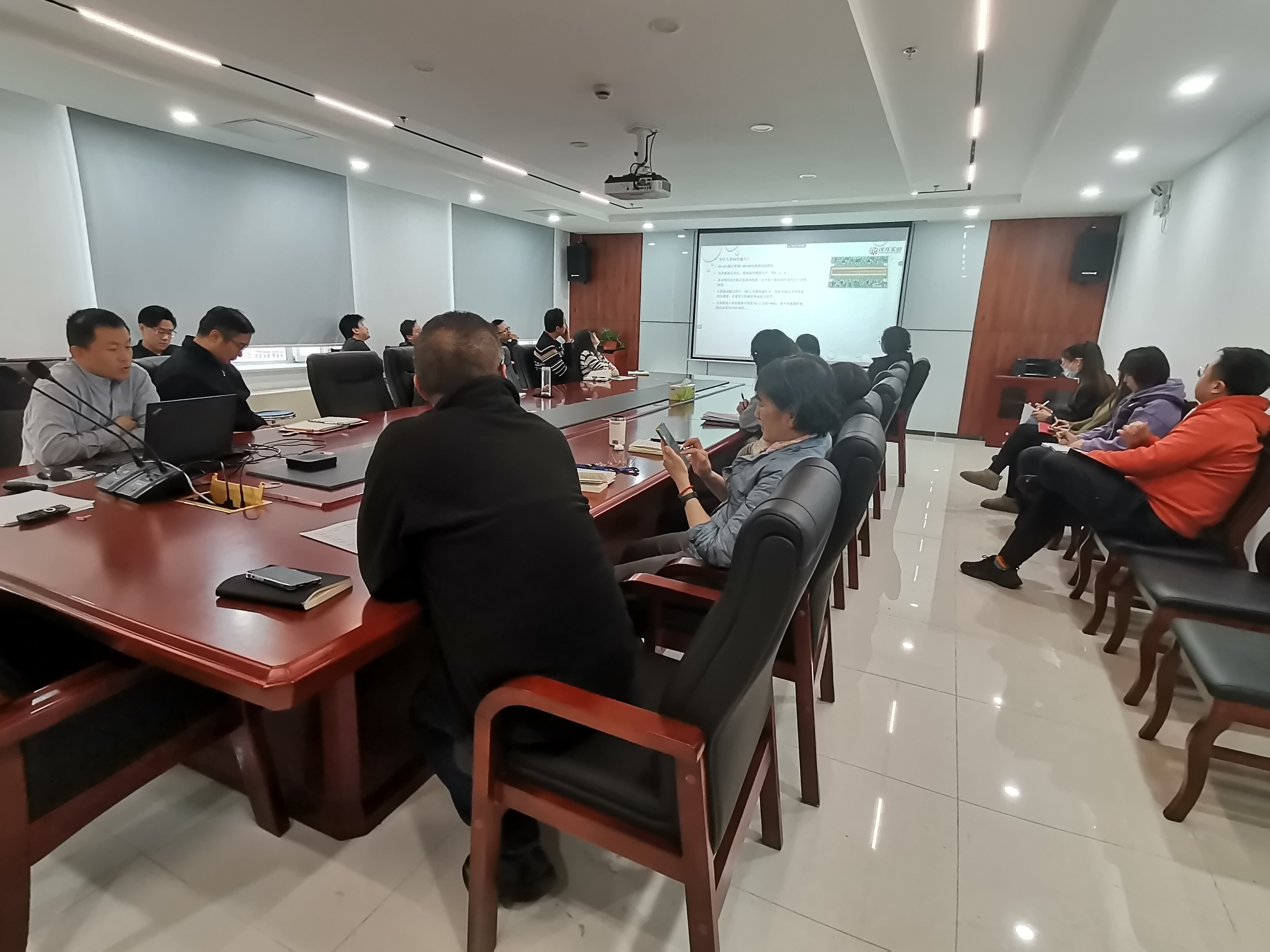 漢龍公司對(duì)全體員工進(jìn)行專業(yè)技能培訓(xùn)