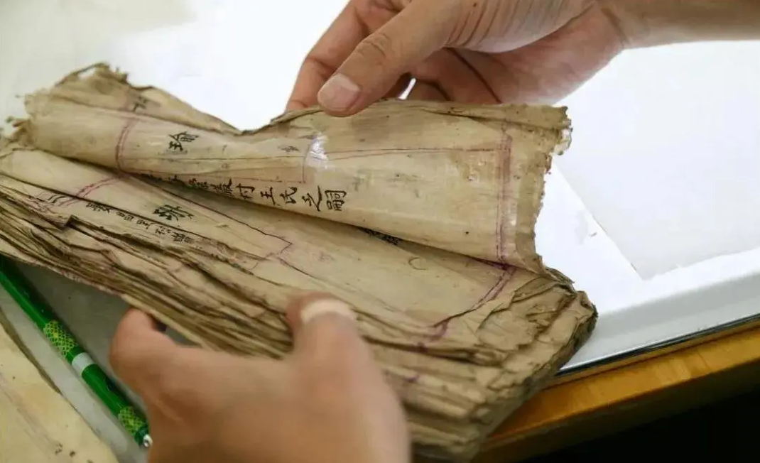 紙質檔案酸化現(xiàn)狀與漢龍公司脫酸解決方案