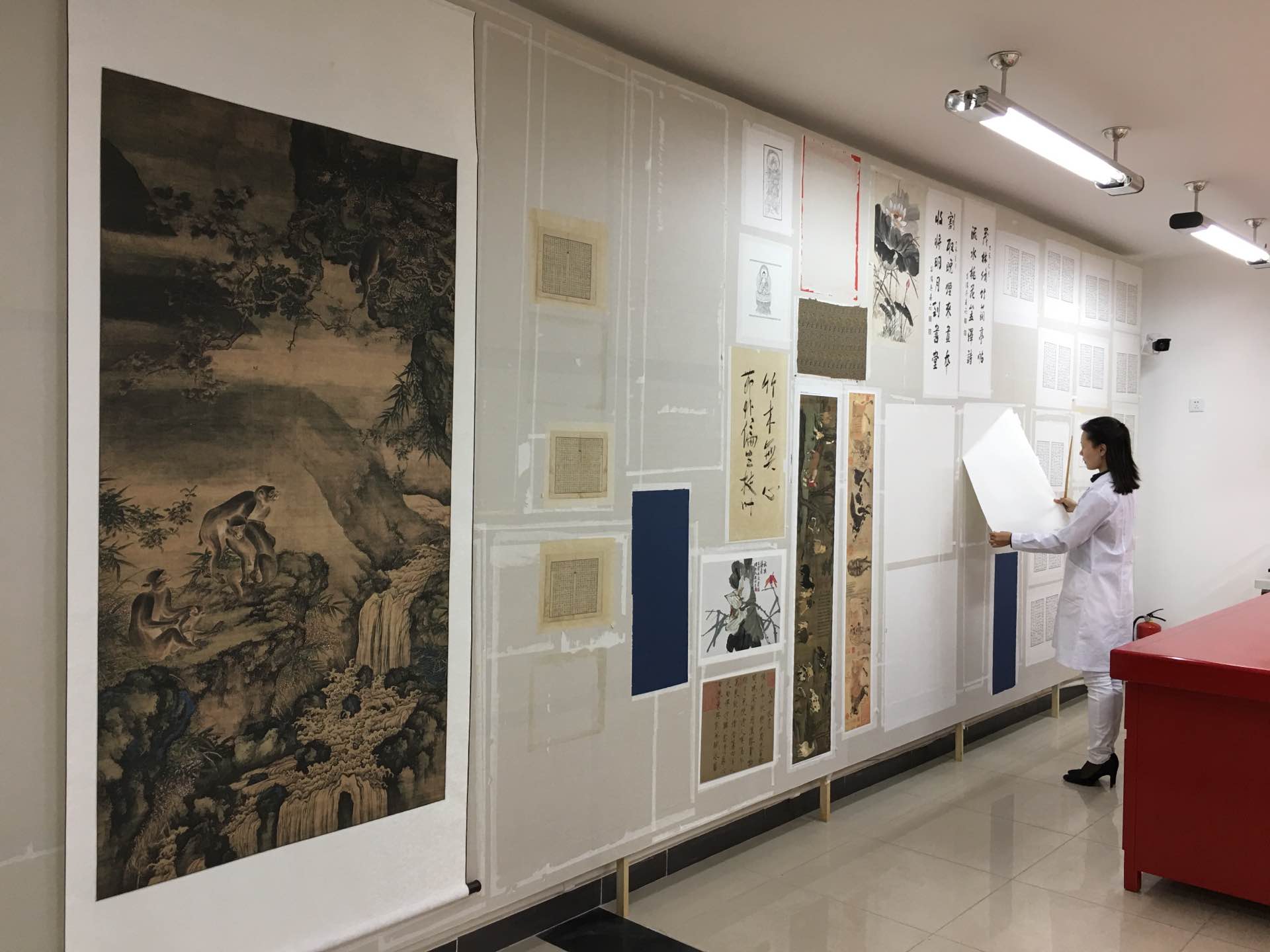 走進漢龍文獻保護中心文獻修復室